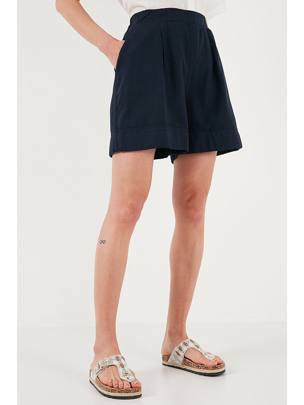 Lacivert Pamuklu Standart Fit Yüksek Bel Dikiş Detaylı Kadın Şort 668Yp4921-2