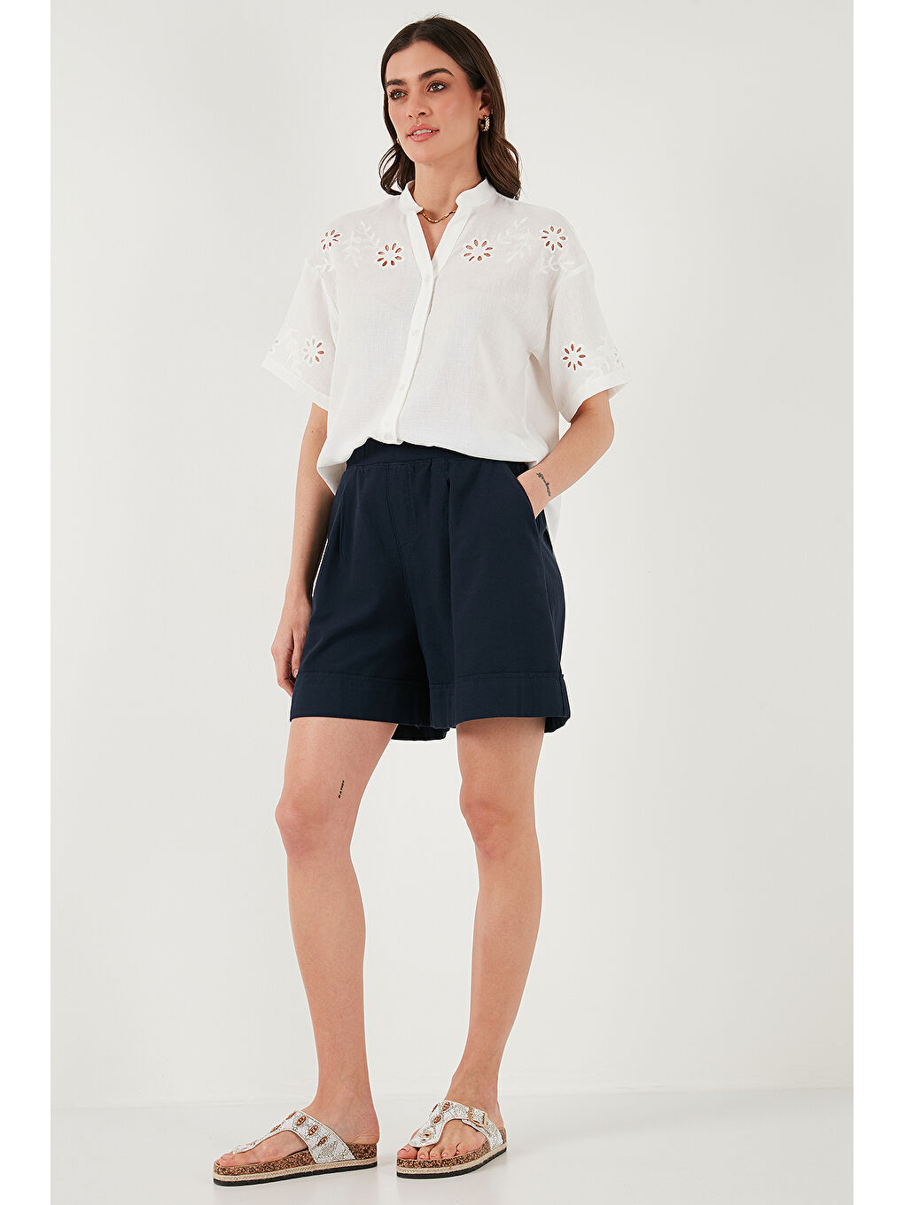 Lacivert Pamuklu Standart Fit Yüksek Bel Dikiş Detaylı Kadın Şort 668Yp4921-3