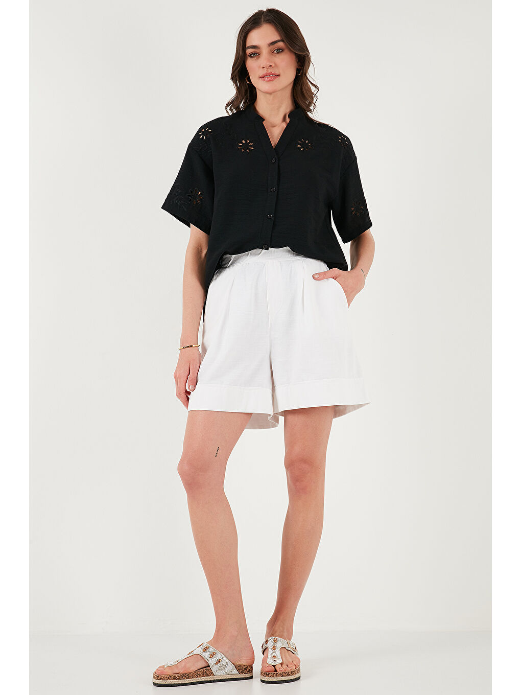 Beyaz Pamuklu Standart Fit Yüksek Bel Dikiş Detaylı Kadın Şort 668Yp4921