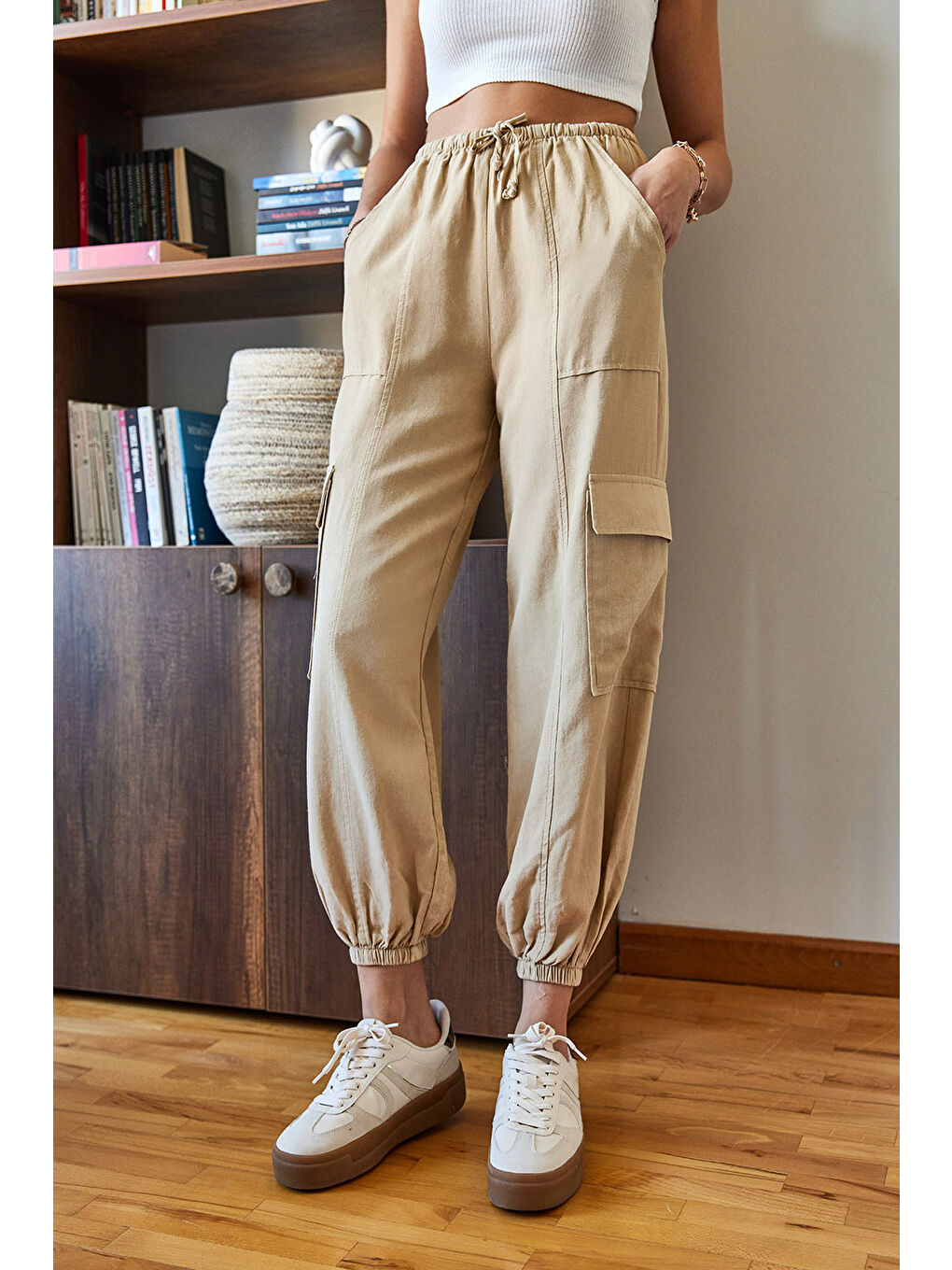 Bej Kadın Kargo Cepli Paçası ve Beli Lastikli Pantolon