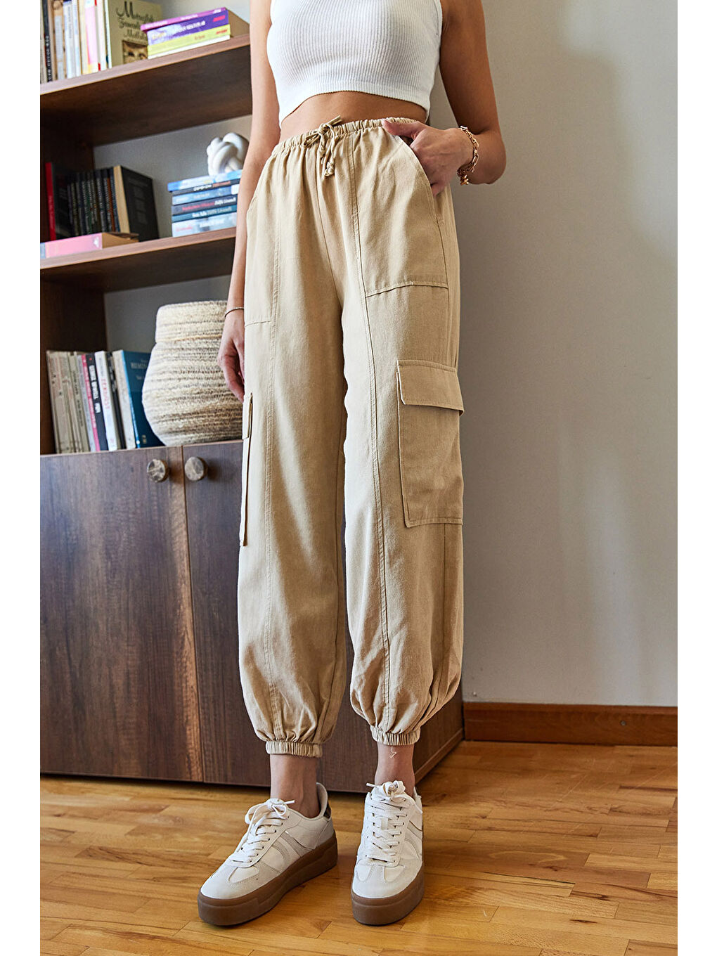 Bej Kadın Kargo Cepli Paçası ve Beli Lastikli Pantolon-1