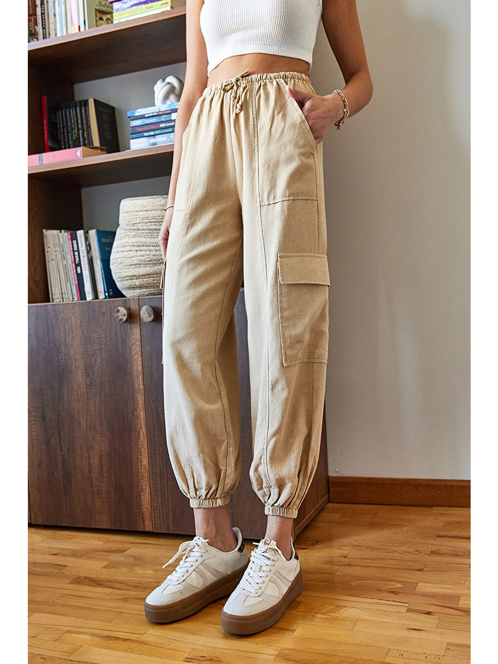 Bej Kadın Kargo Cepli Paçası ve Beli Lastikli Pantolon-2