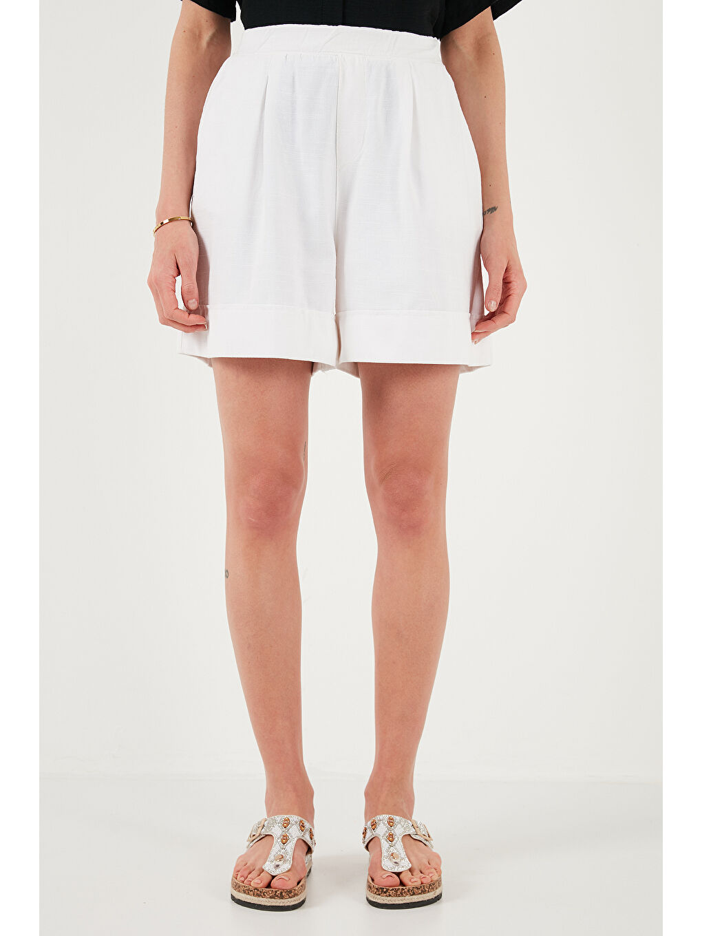 Beyaz Pamuklu Standart Fit Yüksek Bel Dikiş Detaylı Kadın Şort 668Yp4921-1