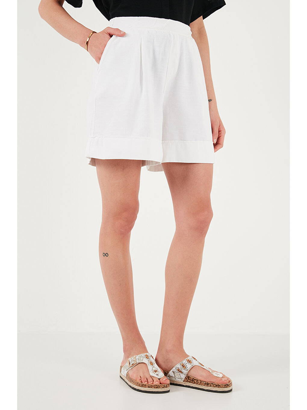 Beyaz Pamuklu Standart Fit Yüksek Bel Dikiş Detaylı Kadın Şort 668Yp4921-2