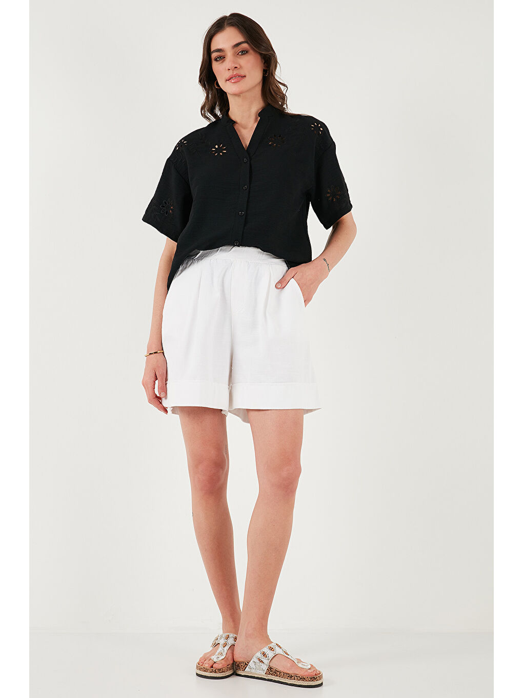 Beyaz Pamuklu Standart Fit Yüksek Bel Dikiş Detaylı Kadın Şort 668Yp4921-3