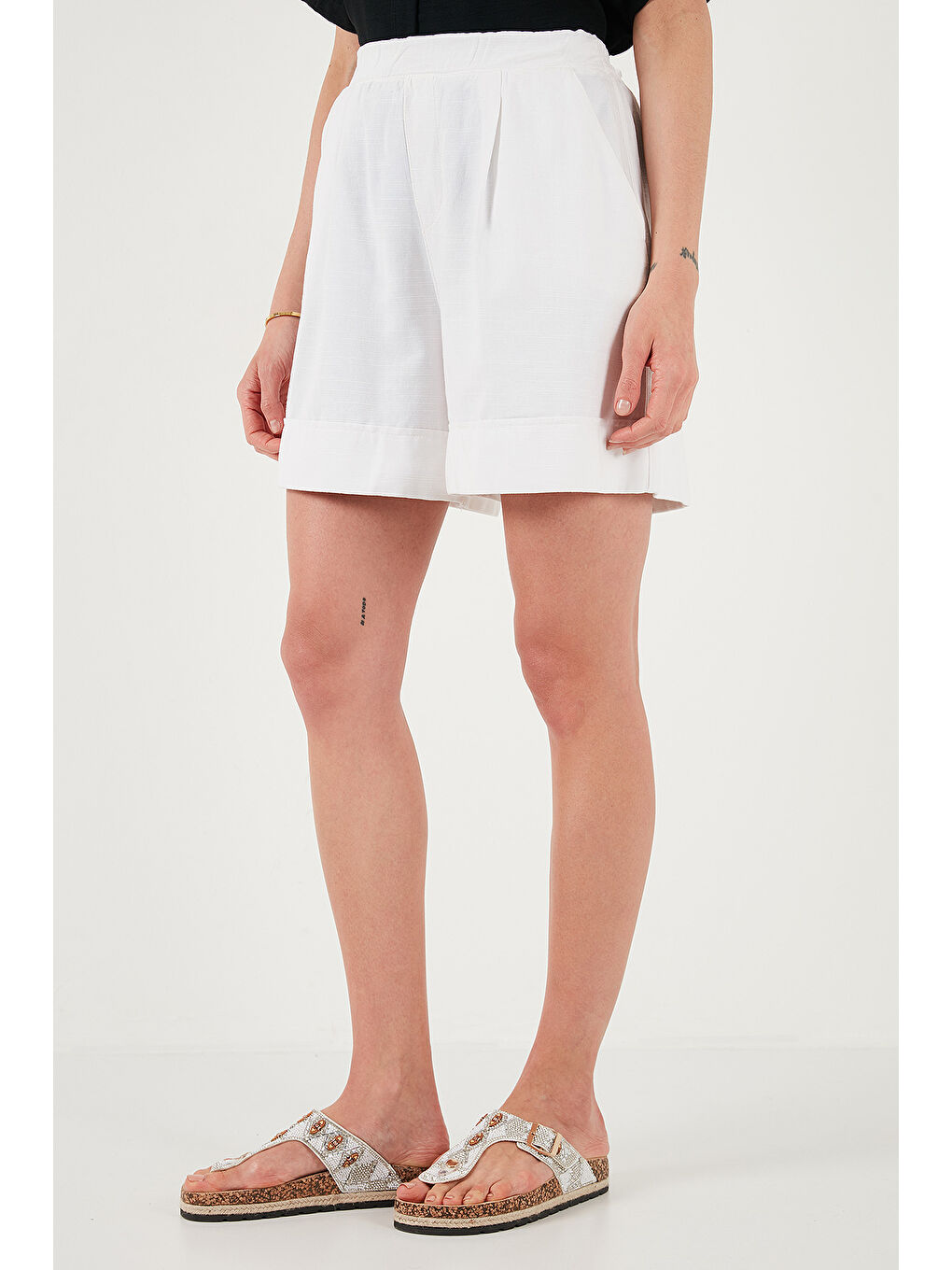 Beyaz Pamuklu Standart Fit Yüksek Bel Dikiş Detaylı Kadın Şort 668Yp4921-4