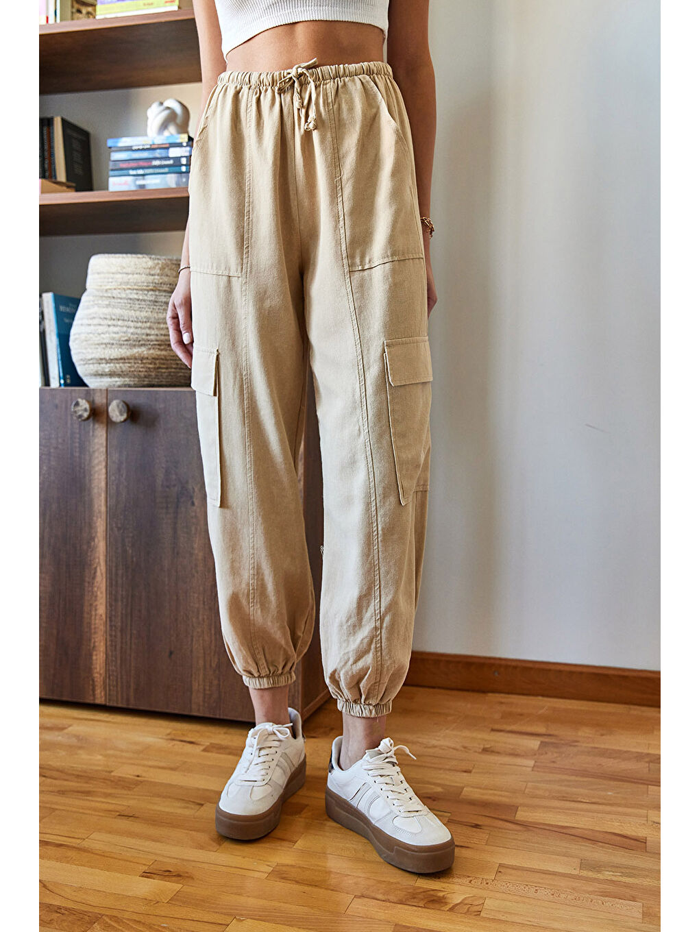Bej Kadın Kargo Cepli Paçası ve Beli Lastikli Pantolon-3