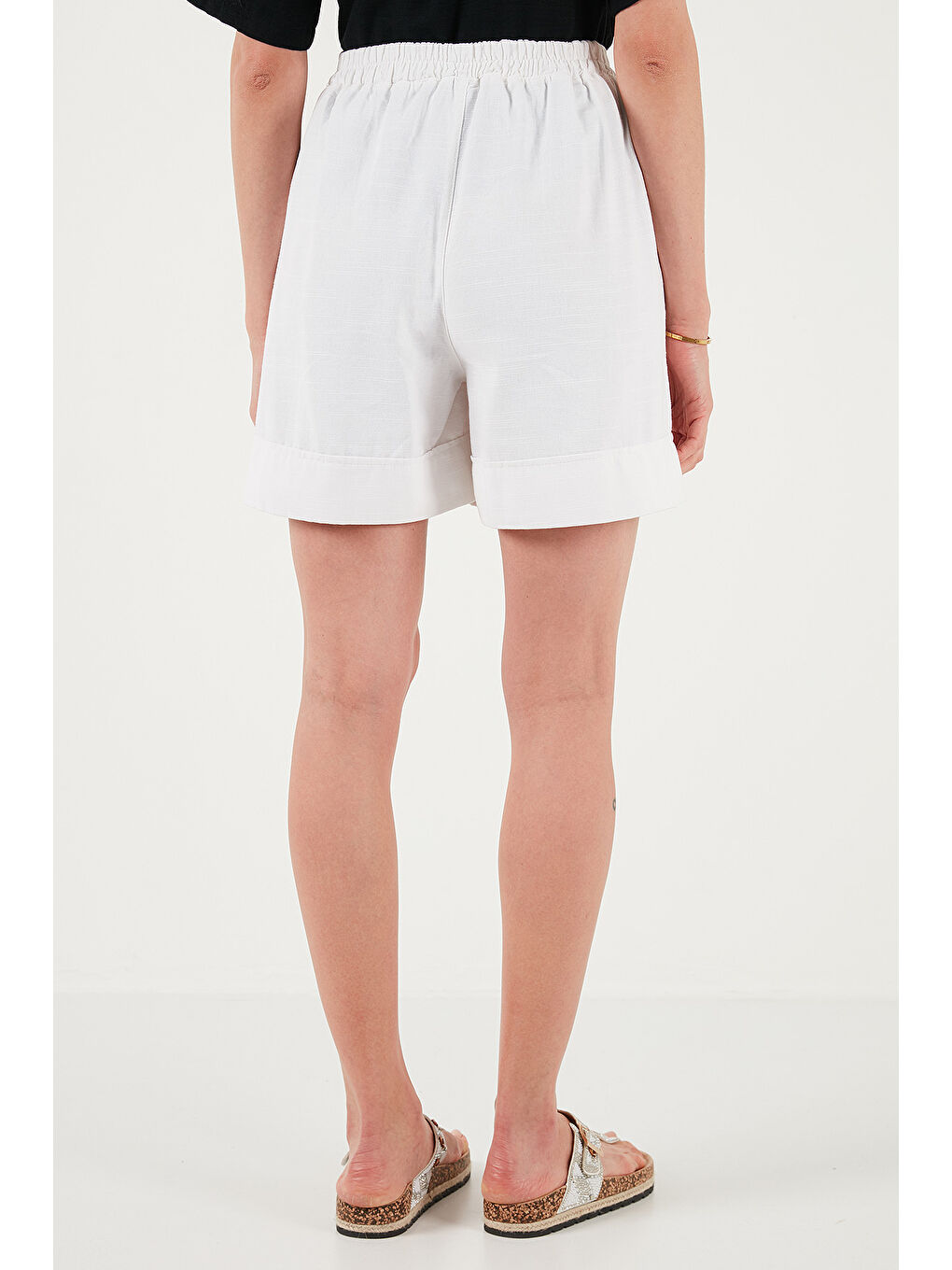 Beyaz Pamuklu Standart Fit Yüksek Bel Dikiş Detaylı Kadın Şort 668Yp4921-6