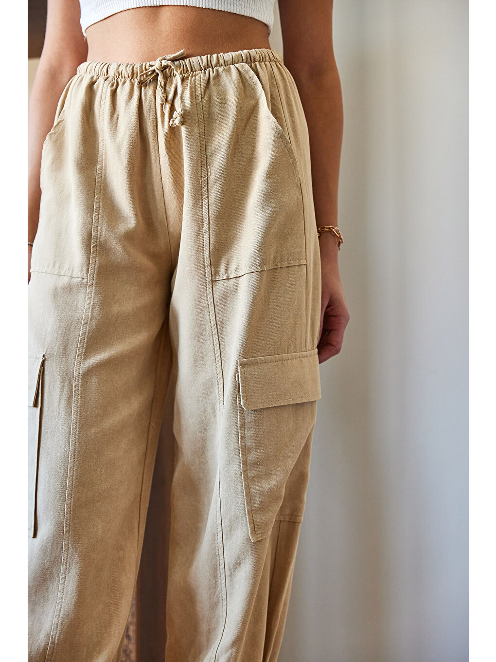 Bej Kadın Kargo Cepli Paçası ve Beli Lastikli Pantolon-4