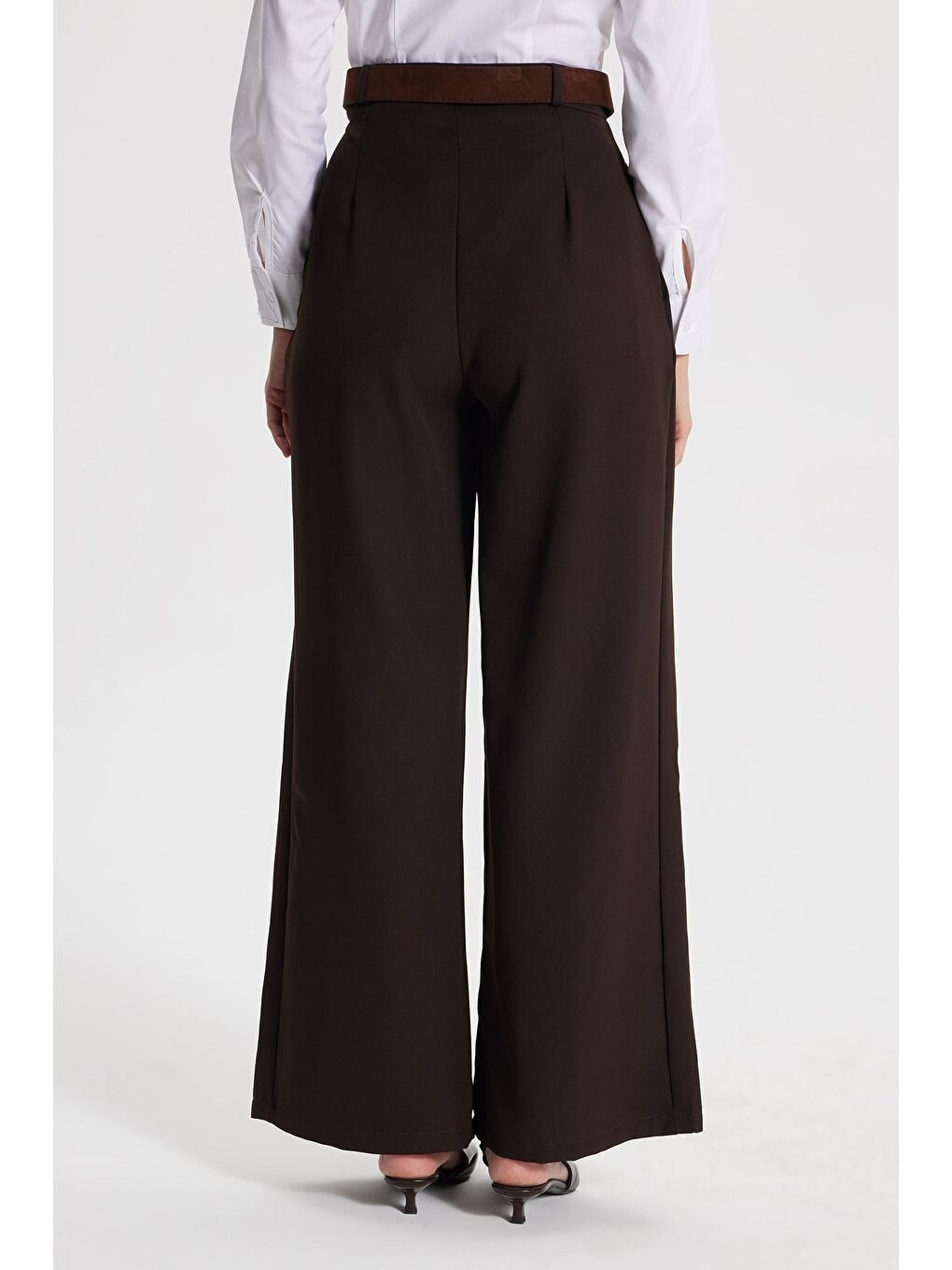Kadın Relax Fit Rahat Kesim Pileli Çift Çepli Kemerli Kahverengi Pantolon-5