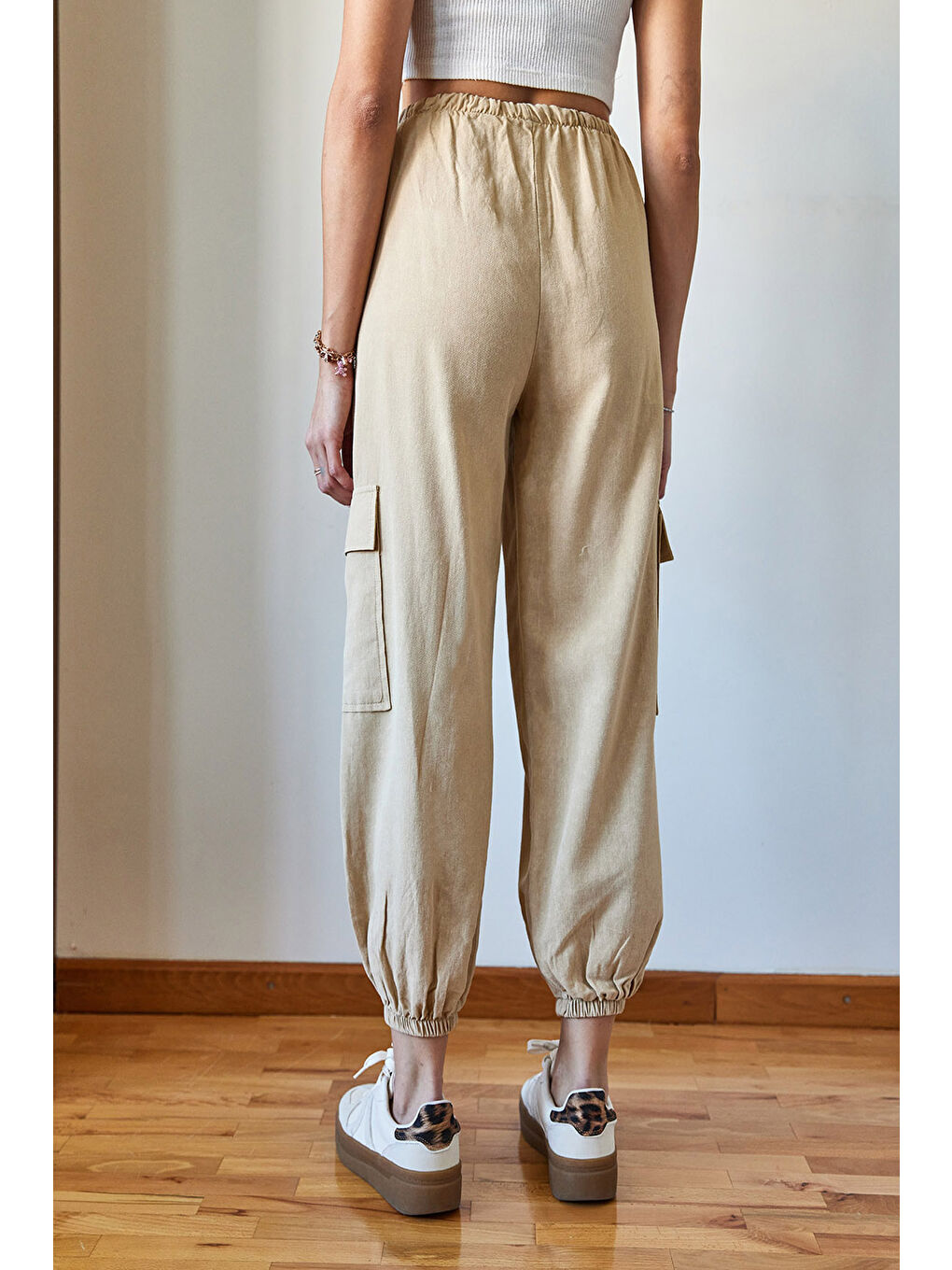 Bej Kadın Kargo Cepli Paçası ve Beli Lastikli Pantolon-5