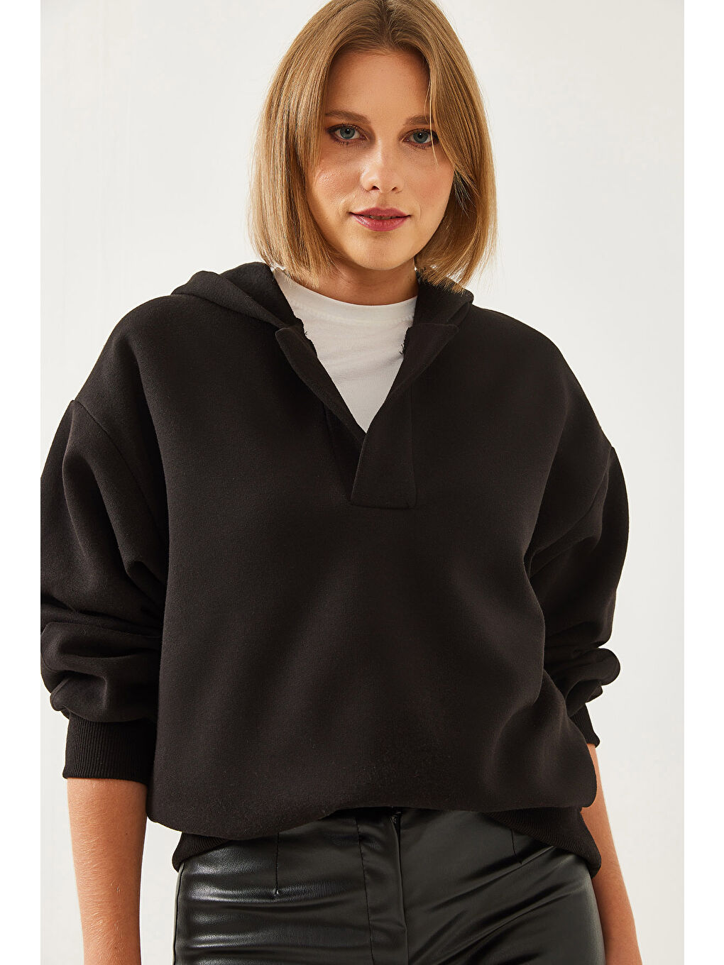 Siyah Kadın Kapüşonlu V Yaka Sweatshirt-5