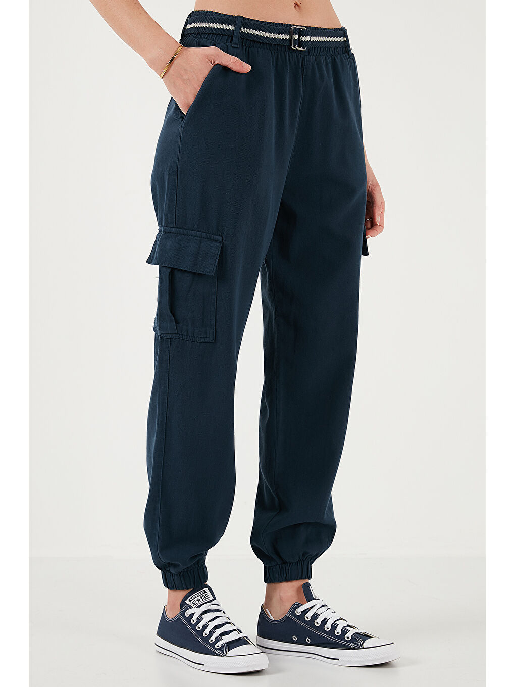 Lacivert Pamuklu Standart Fit Normal Bel Lastikli Paça Kemerli Jogger Kadın Pantolon 668Yp5045-1