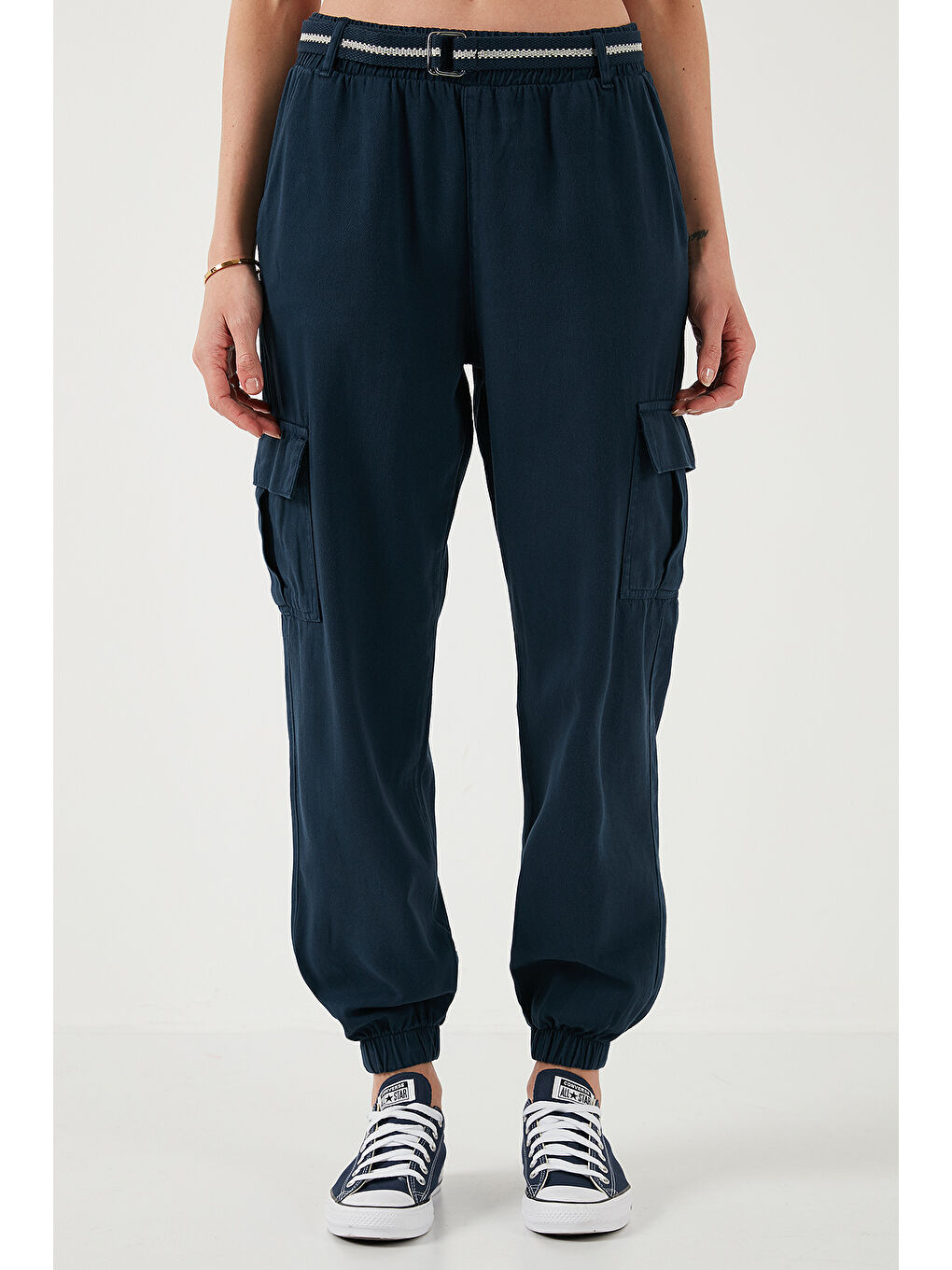 Lacivert Pamuklu Standart Fit Normal Bel Lastikli Paça Kemerli Jogger Kadın Pantolon 668Yp5045-2