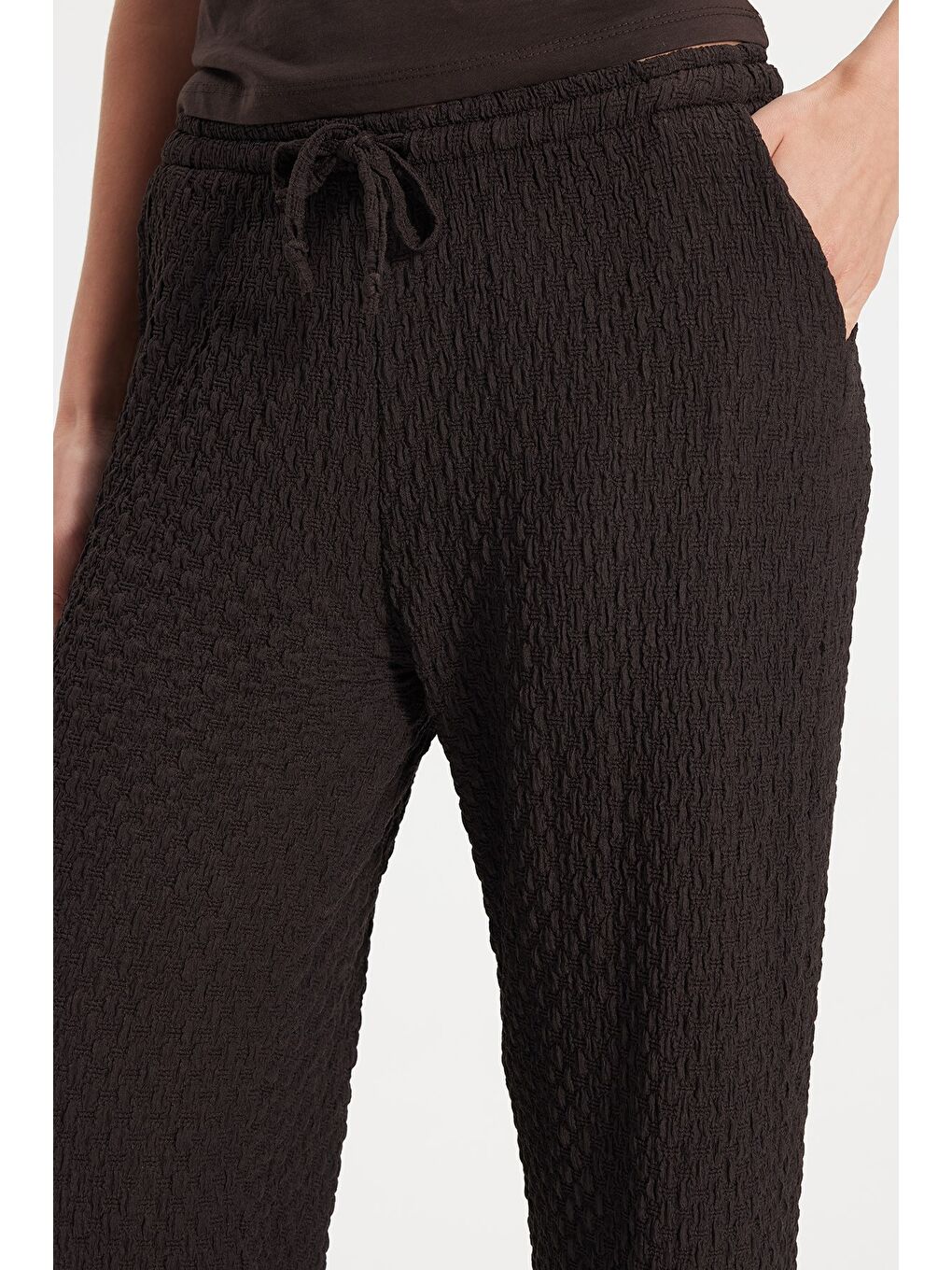 Kadın Relax Fit Rahat Kesim Beli Bağcıklı Lastikli Dokulu Çift Cepli Kahverengi Pantolon-3