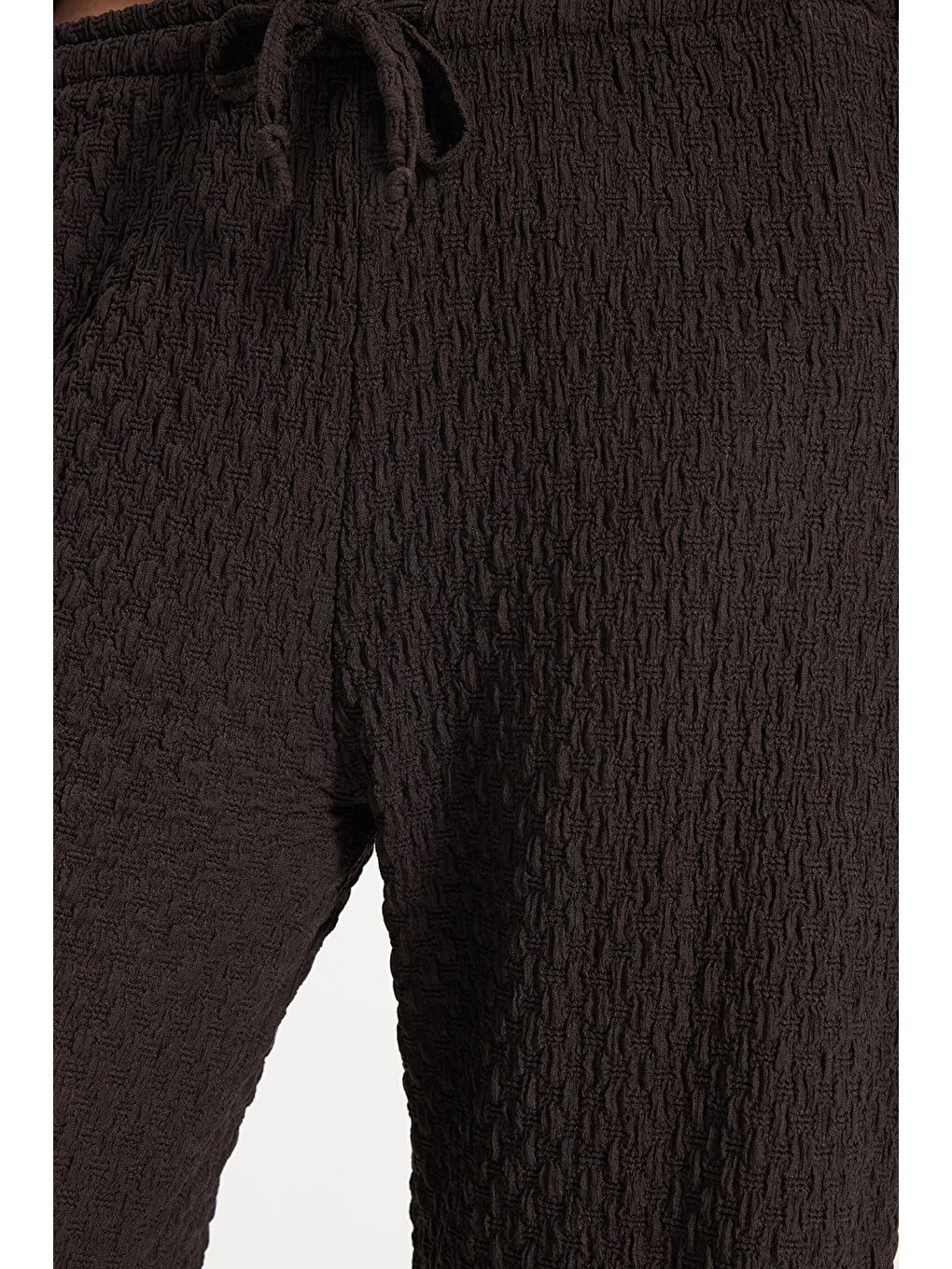 Kadın Relax Fit Rahat Kesim Beli Bağcıklı Lastikli Dokulu Çift Cepli Kahverengi Pantolon-4