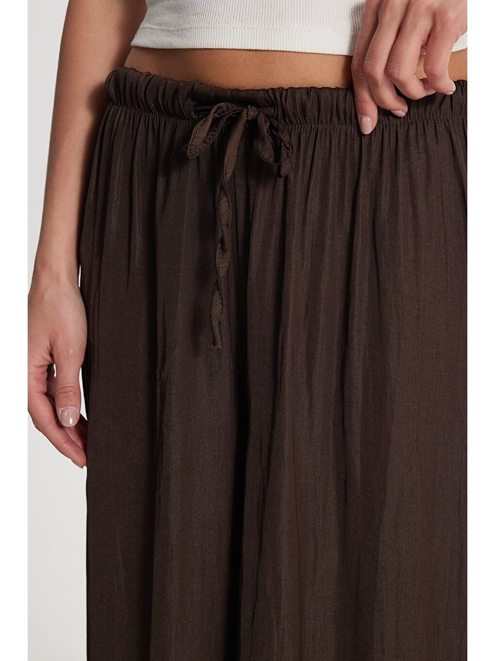 Kadın Relax Fit Rahat Kesim Beli Bağcıklı Lastikli Bol Paça Kahverengi Pantolon-4
