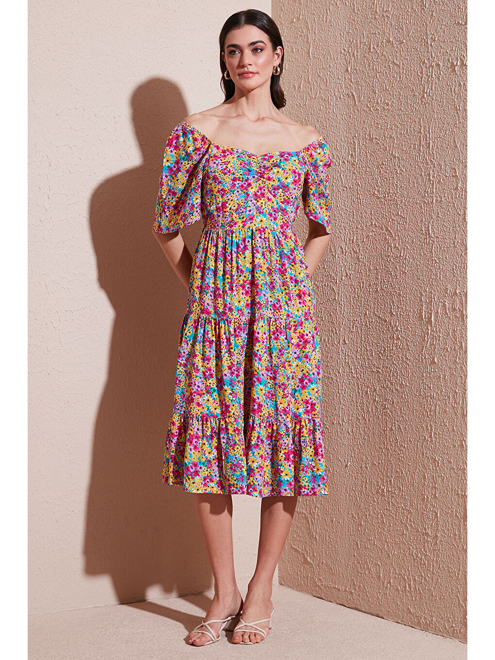 Fuşya Desenli Oversize Fit Carmen Yaka Büzgü Detaylı Midi Boy Kadın Elbise 67810557