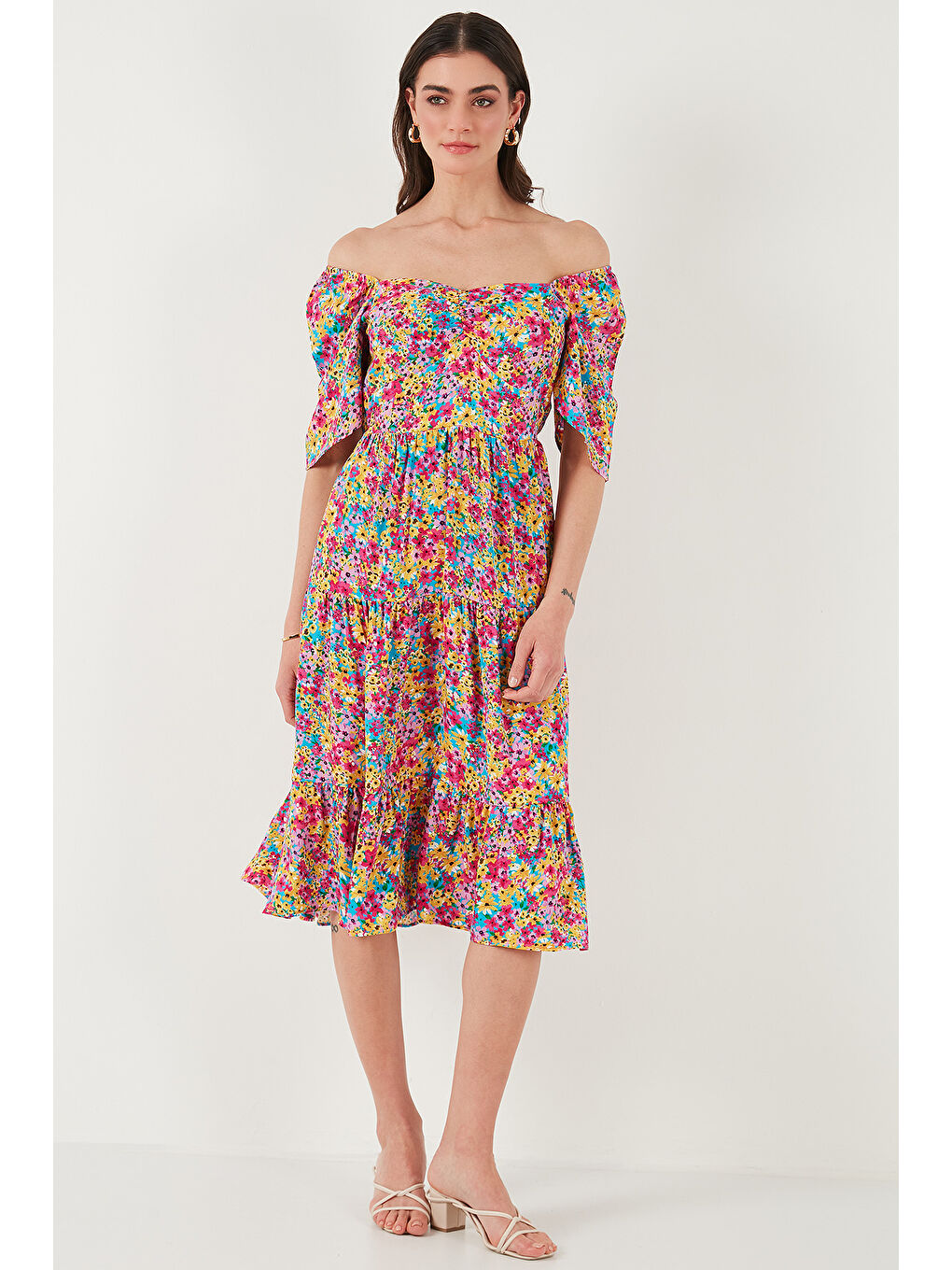 Fuşya Desenli Oversize Fit Carmen Yaka Büzgü Detaylı Midi Boy Kadın Elbise 67810557-2