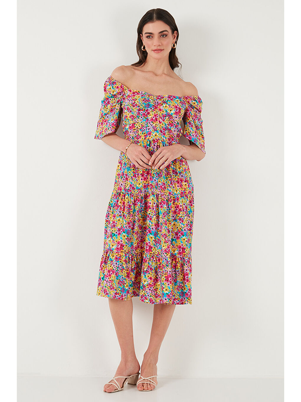 Fuşya Desenli Oversize Fit Carmen Yaka Büzgü Detaylı Midi Boy Kadın Elbise 67810557-3