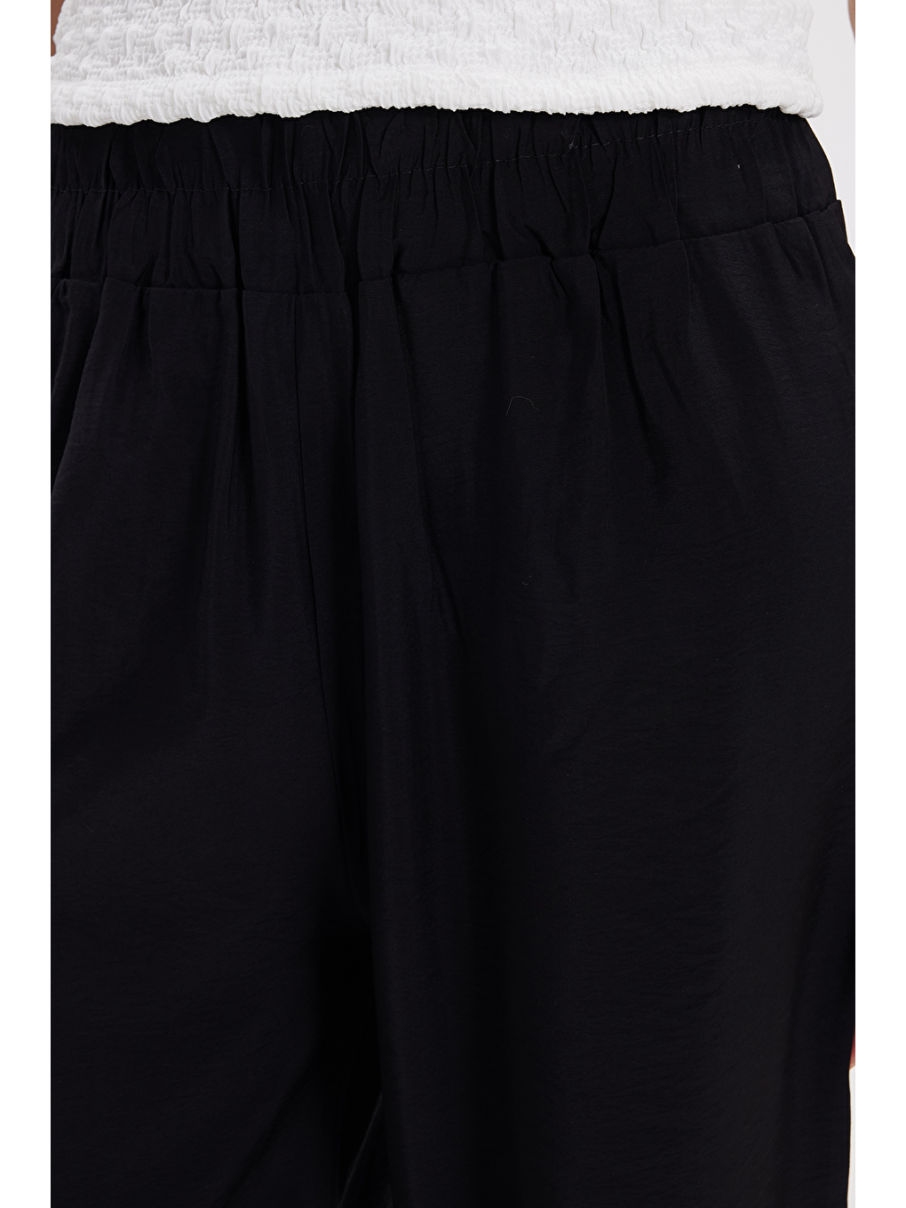 Kadın Relax Fit Rahat Kesim Beli Lastikli Siyah Pantolon-4