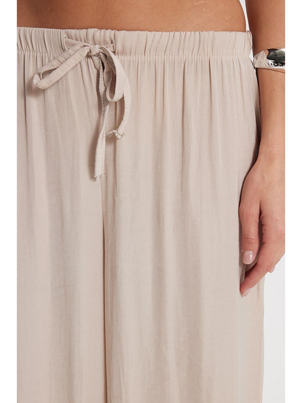 Kadın Relax Fit Rahat Kesim Beli Bağcıklı Lastikli Bol Paça Bej Pantolon-3