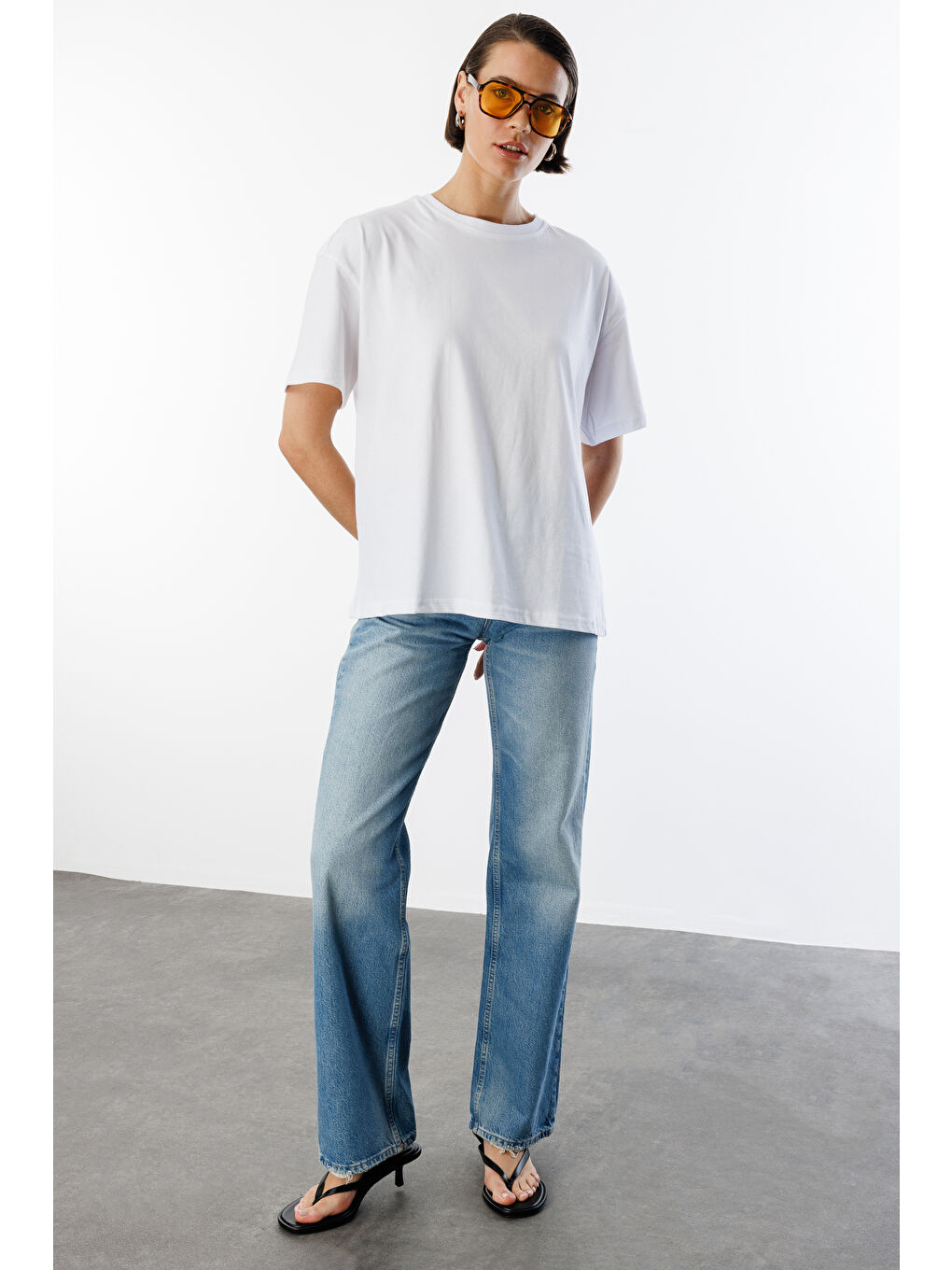 Beyaz Kadın %100 Organik Pamuklu Kalın Dokulu Oversize Fit Yuvarlak Yakalı T-shirt KADIN-OVERSIZE-T-SHIRT-3