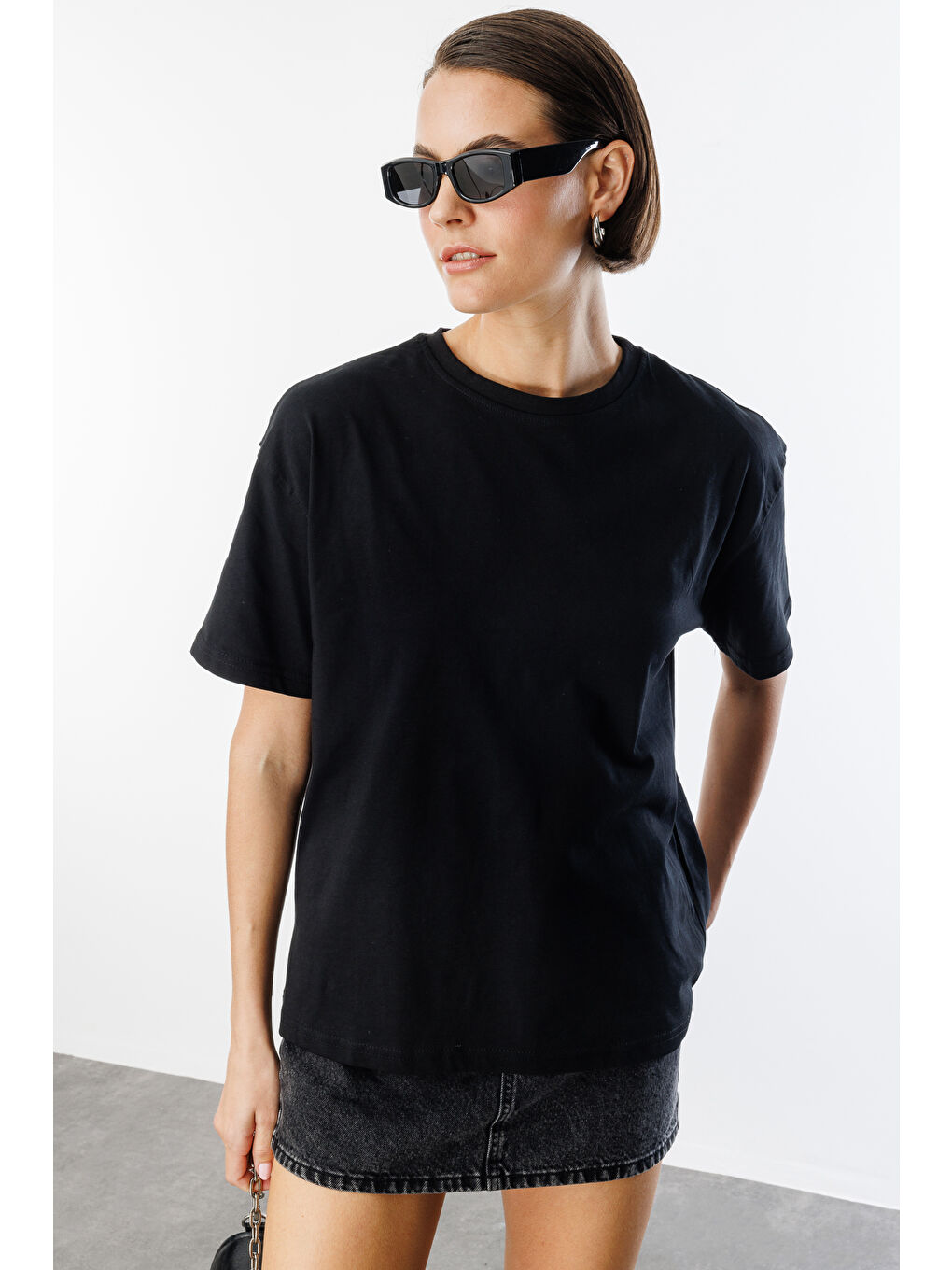Siyah Kadın %100 Organik Pamuklu Kalın Dokulu Oversize Fit Yuvarlak Yakalı T-shirt KADIN-OVERSIZE-T-SHIRT