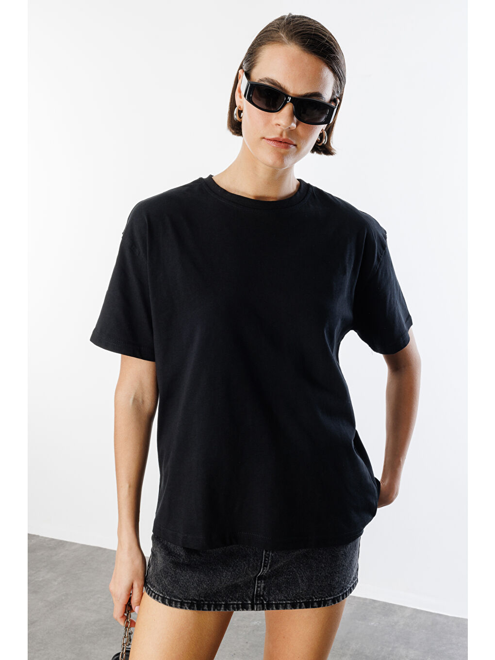 Siyah Kadın %100 Organik Pamuklu Kalın Dokulu Oversize Fit Yuvarlak Yakalı T-shirt KADIN-OVERSIZE-T-SHIRT-1