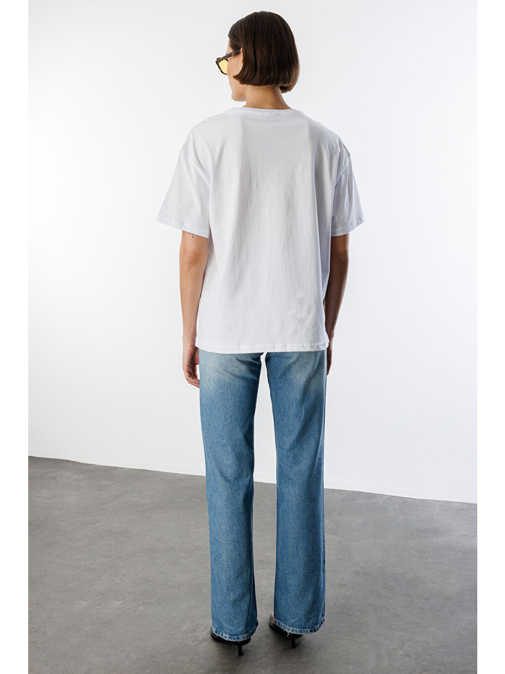 Beyaz Kadın %100 Organik Pamuklu Kalın Dokulu Oversize Fit Yuvarlak Yakalı T-shirt KADIN-OVERSIZE-T-SHIRT-6