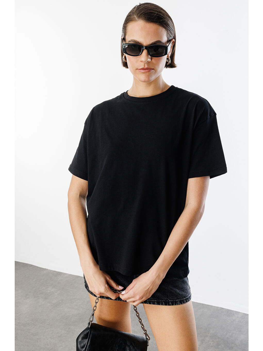 Siyah Kadın %100 Organik Pamuklu Kalın Dokulu Oversize Fit Yuvarlak Yakalı T-shirt KADIN-OVERSIZE-T-SHIRT-3