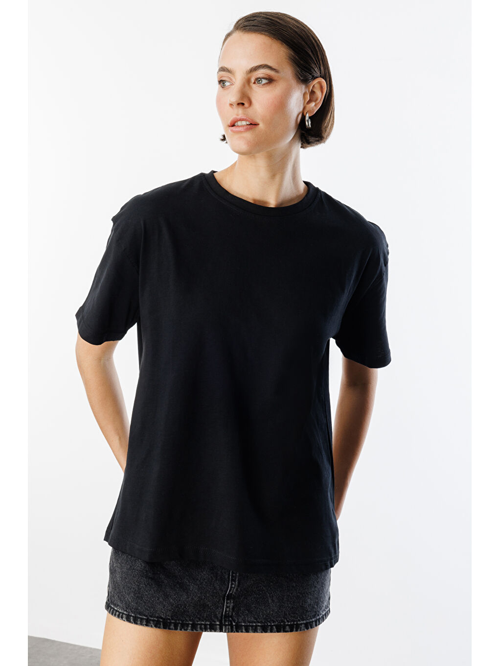 Siyah Kadın %100 Organik Pamuklu Kalın Dokulu Oversize Fit Yuvarlak Yakalı T-shirt KADIN-OVERSIZE-T-SHIRT-4
