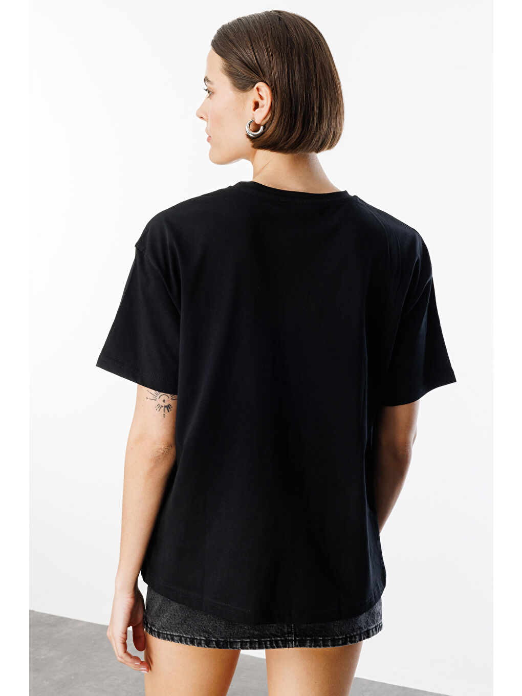 Siyah Kadın %100 Organik Pamuklu Kalın Dokulu Oversize Fit Yuvarlak Yakalı T-shirt KADIN-OVERSIZE-T-SHIRT-5