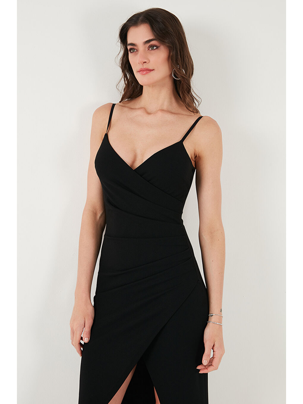 Siyah Slim Fit V Yaka Drape Detaylı Yırtmaçlı Midi Boy Kadın Elbise 6789961-3