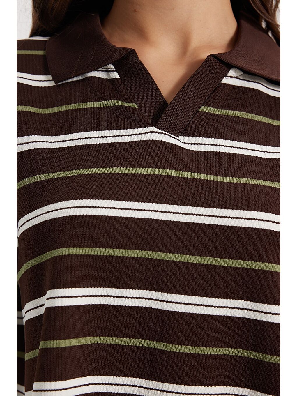 Kadın Standart Fit Normal Kesim Kısa Kollu Çizgili Kahverengi V Polo Yaka Tişört-4