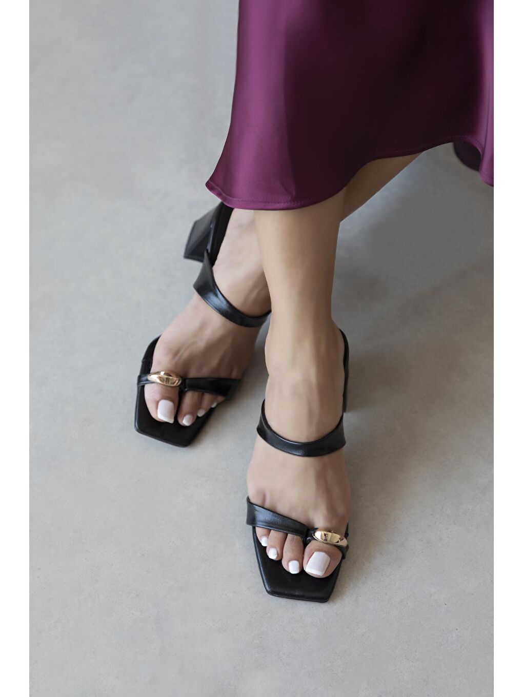 Capri Kadın Parmak Arası Kırışık Deri Sandalet Siyah