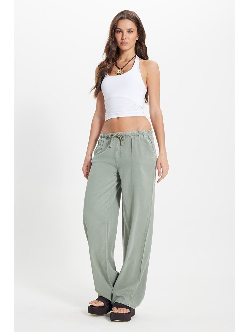 Kadın Relax Fit Rahat Kesim %100 Pamuk Salaş Beli Bağcıklı Lastikli 2 İplik Çift Cepli Haki Pantolon-2