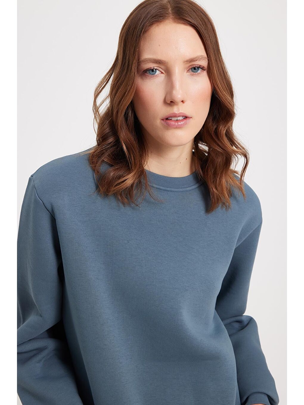 Kadın Oversize Geniş Kesim Pamuklu 3 İplik İçi Polarlı Basic Koyu Gri Bisiklet Yaka Sweatshirt