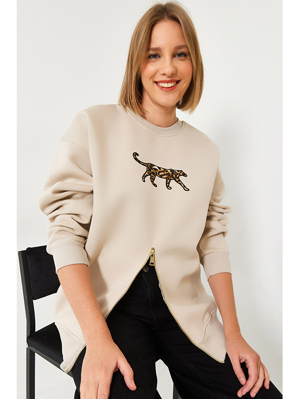 Bej Kadın Üç İplik Şardonlu Önü Fermuarlı Leopar Baskılı Sweatshirt