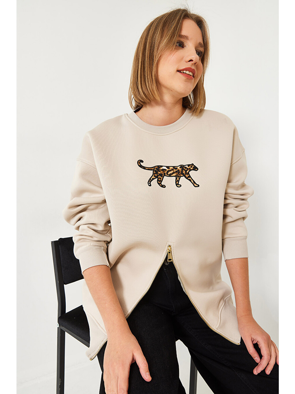 Bej Kadın Üç İplik Şardonlu Önü Fermuarlı Leopar Baskılı Sweatshirt-1