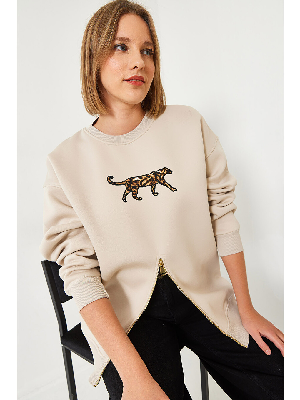 Bej Kadın Üç İplik Şardonlu Önü Fermuarlı Leopar Baskılı Sweatshirt-2