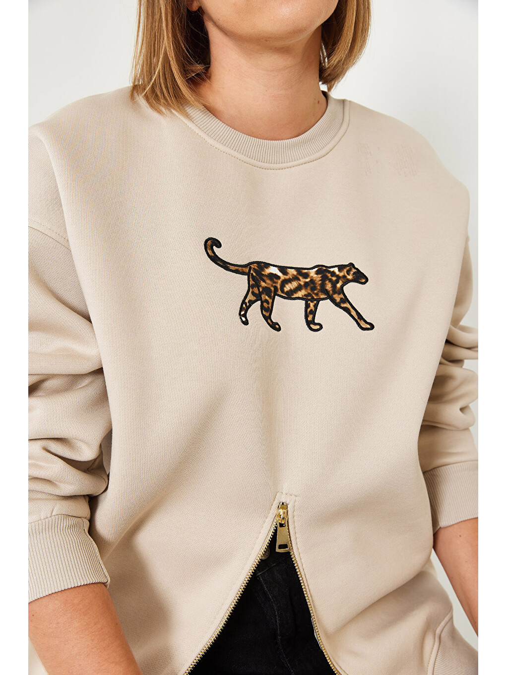 Bej Kadın Üç İplik Şardonlu Önü Fermuarlı Leopar Baskılı Sweatshirt-3