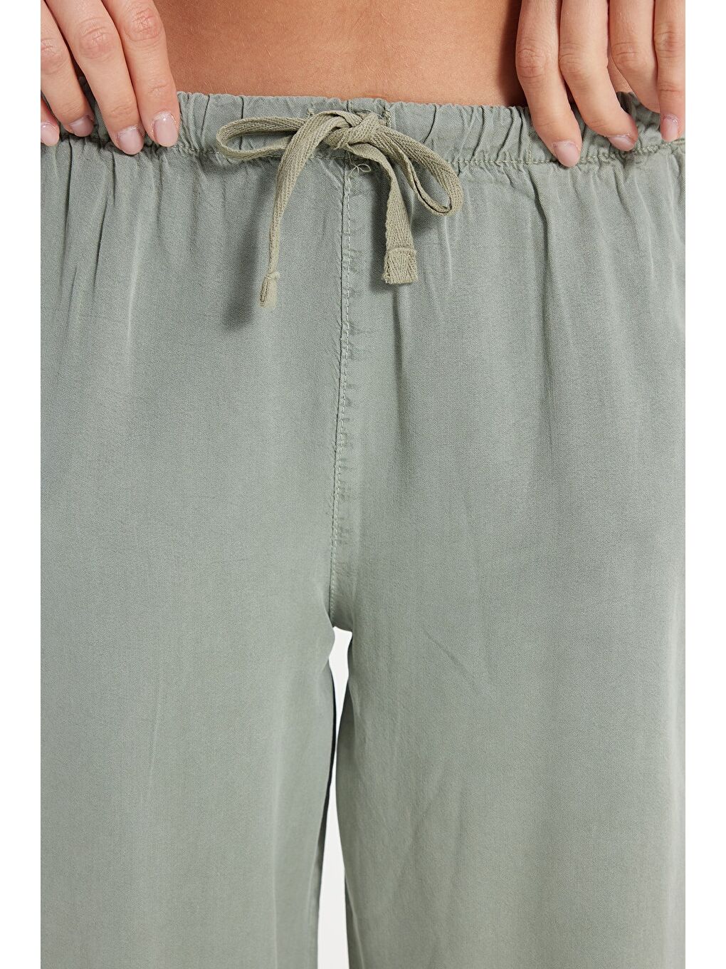 Kadın Relax Fit Rahat Kesim %100 Pamuk Salaş Beli Bağcıklı Lastikli 2 İplik Çift Cepli Haki Pantolon-4