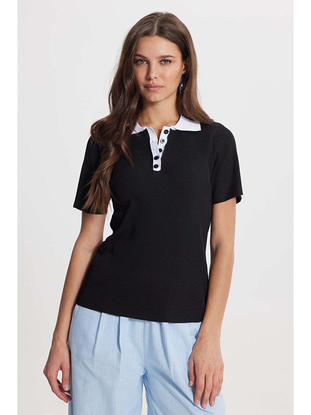 Kadın Slim Fit Dar Kesim Kısa Kollu Fitilli Görünümlü Siyah Polo Yaka Tişört