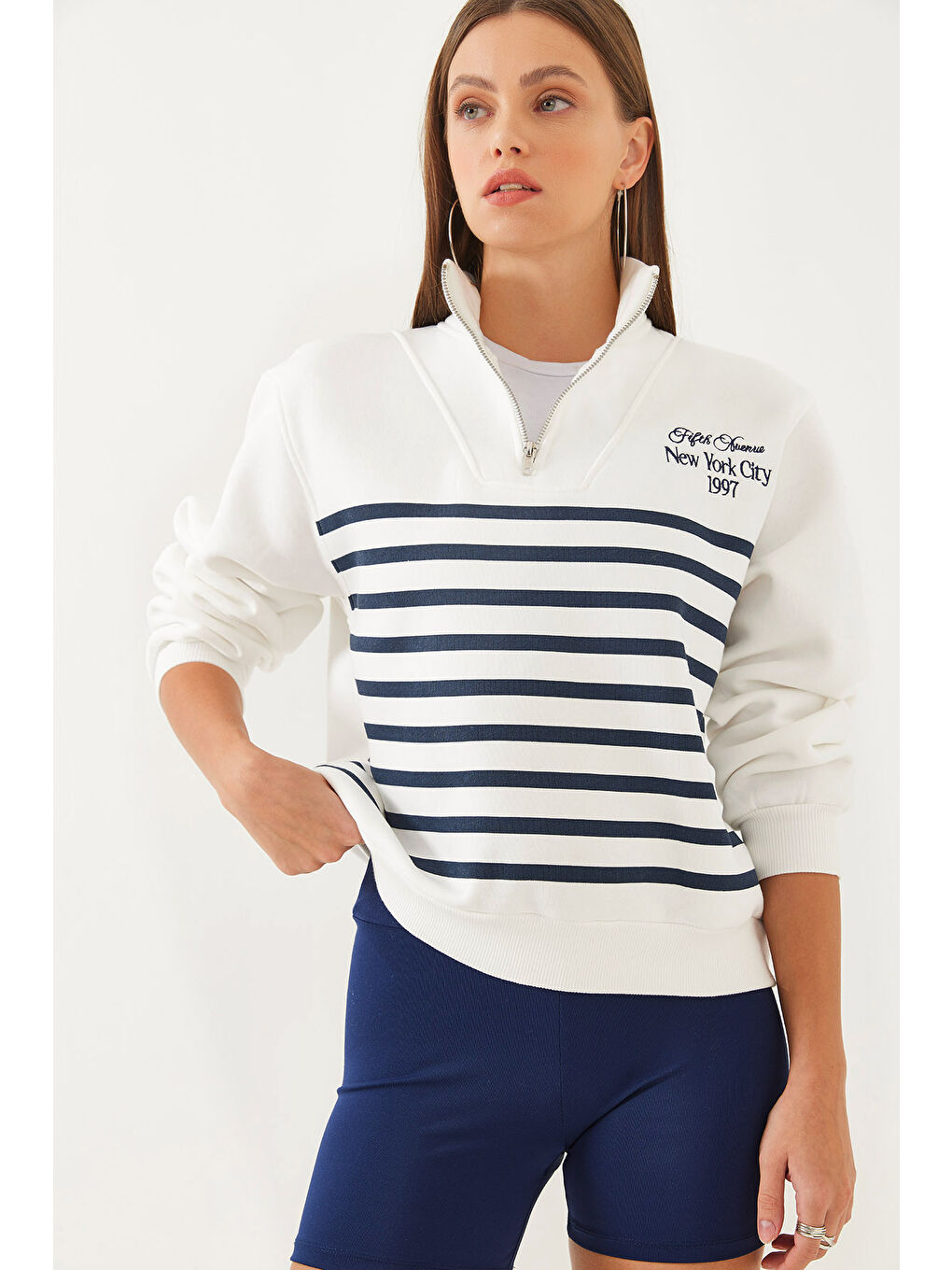 Beyaz Kadın Yarım Fermuarlı Çizgili Sweatshirt
