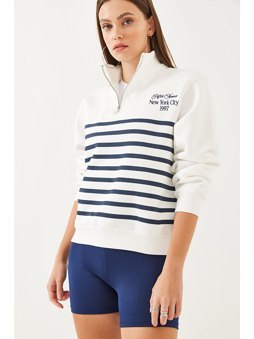 Beyaz Kadın Yarım Fermuarlı Çizgili Sweatshirt-1