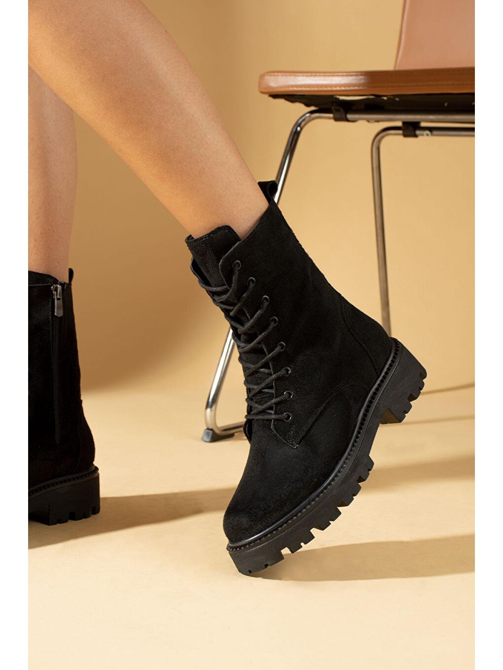 Siyah Rahat Taban Bağcık & Fermuar Kadın Postal Bot B01-981-23Süet