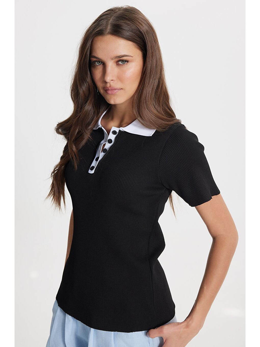 Kadın Slim Fit Dar Kesim Kısa Kollu Fitilli Görünümlü Siyah Polo Yaka Tişört-2