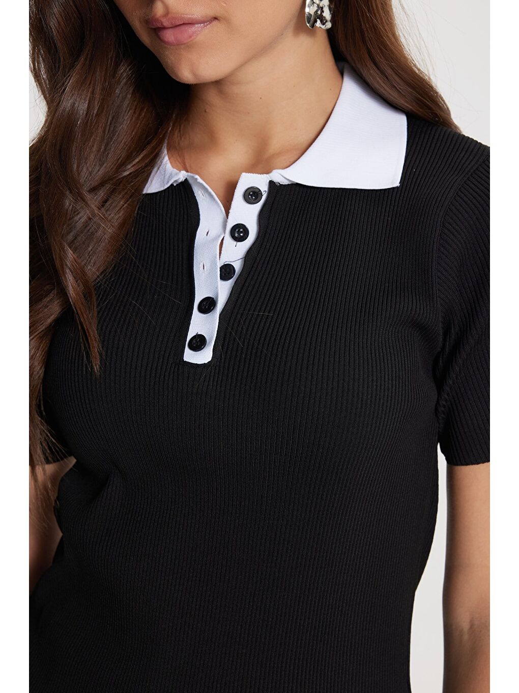 Kadın Slim Fit Dar Kesim Kısa Kollu Fitilli Görünümlü Siyah Polo Yaka Tişört-3