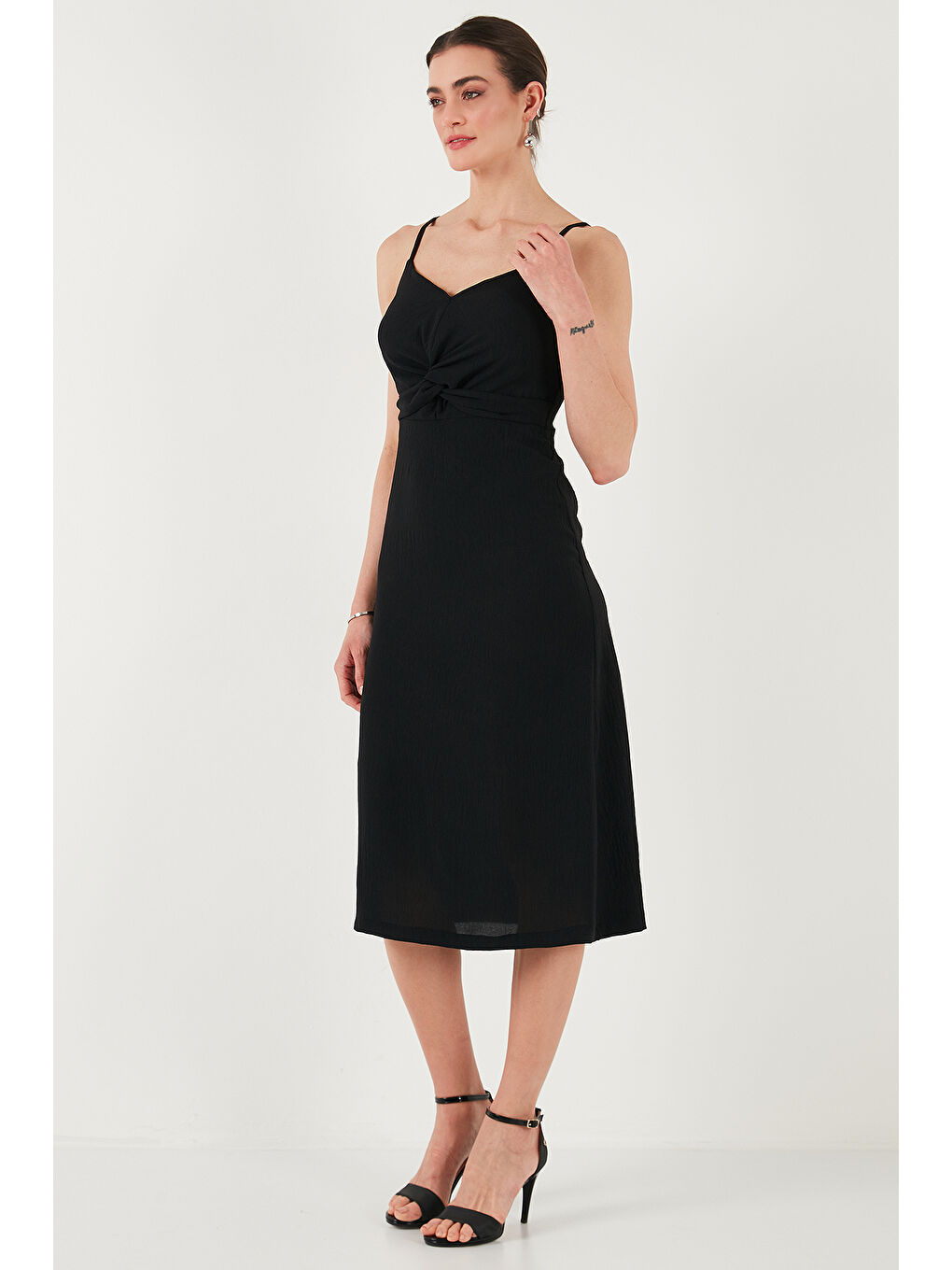 Siyah Büzgü Detaylı Regular Fit V Yaka Midi Boy Kadın Elbise 6788886-4